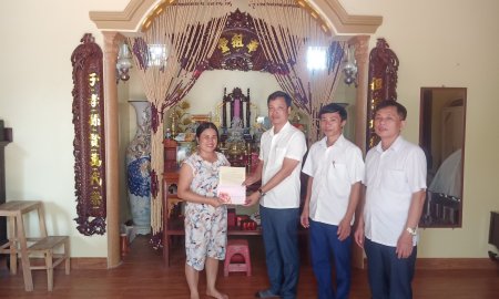 Đảng ủy – UBND – UB MTTQ thị trấn Vĩnh Lộc đến thăm và tặng quà các gia đình chính sách, chiến sĩ Điện Biên